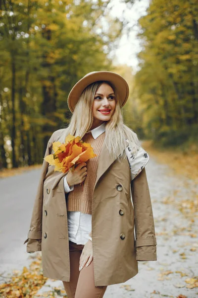 Mulher Posando Para Uma Foto Parque Outono Menina Caucasiana Tem — Fotografia de Stock