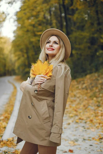 Mulher Posando Para Uma Foto Parque Outono Menina Caucasiana Tem — Fotografia de Stock