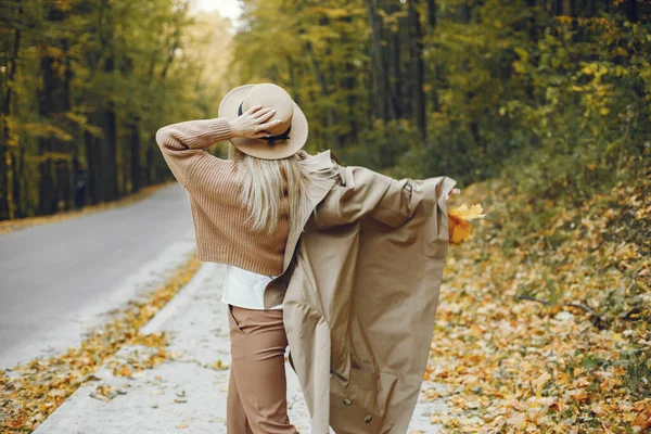 Kobieta Pozująca Zdjęcia Jesiennym Parku Biała Dziewczyna Trzymająca Żółte Liście — Zdjęcie stockowe