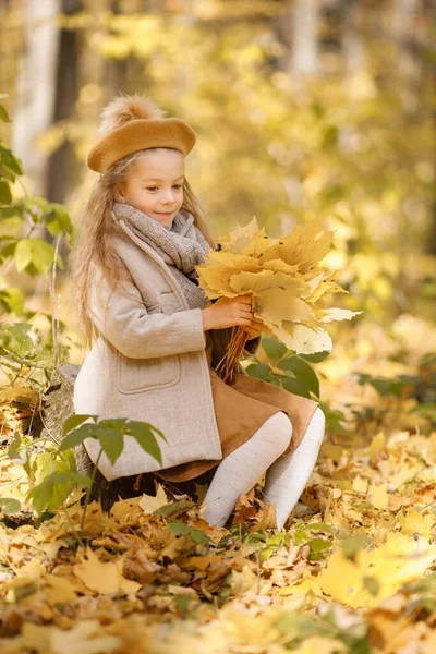 Kleines Mädchen Modischer Kleidung Herbstlichen Wald Mädchen Einem Gelben Blatt — Stockfoto