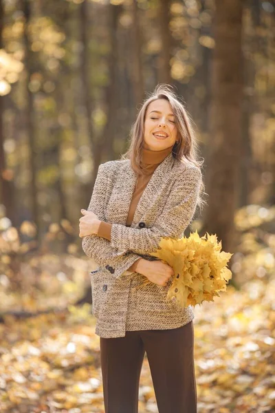 Młoda Kobieta Stojąca Jesiennym Lesie Brunetka Trzymająca Żółte Liście Dziewczyna — Zdjęcie stockowe