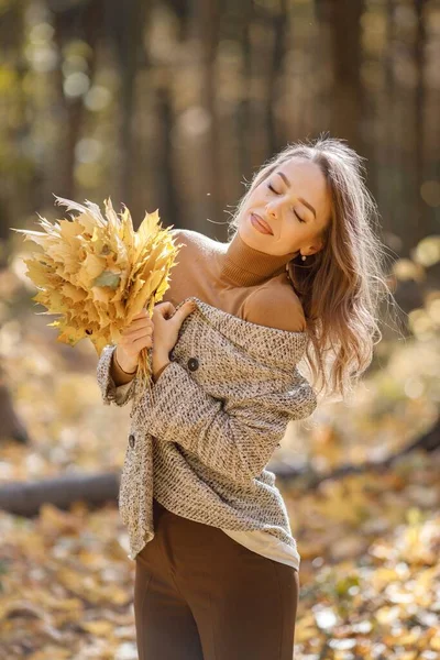 Młoda Kobieta Stojąca Jesiennym Lesie Brunetka Trzymająca Żółte Liście Dziewczyna — Zdjęcie stockowe