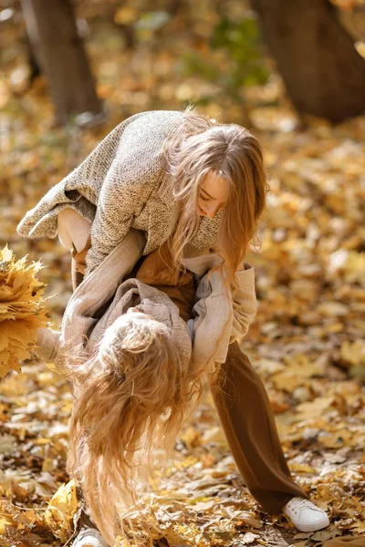 Młoda Kobieta Dziewczynka Jesiennym Lesie Kobieta Trzymająca Córkę Rękach Dziewczyna — Zdjęcie stockowe