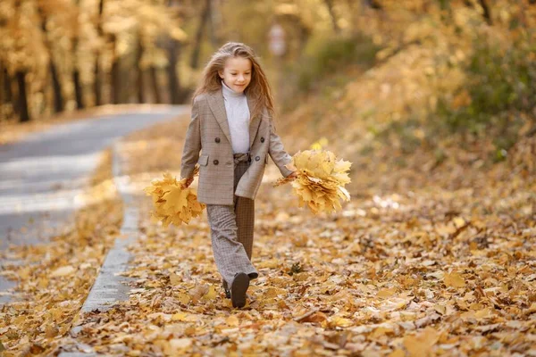 Dziewczynka Ubraniach Mody Spaceruje Jesiennym Parku Dziewczyna Żółtymi Liśćmi Dziewczyna — Zdjęcie stockowe