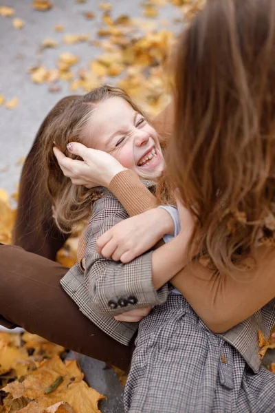 Giovane Donna Bambina Nella Foresta Autunnale Una Donna Che Abbraccia — Foto Stock