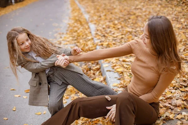 Giovane Donna Bambina Nella Foresta Autunnale Donna Sua Figlia Giocare — Foto Stock