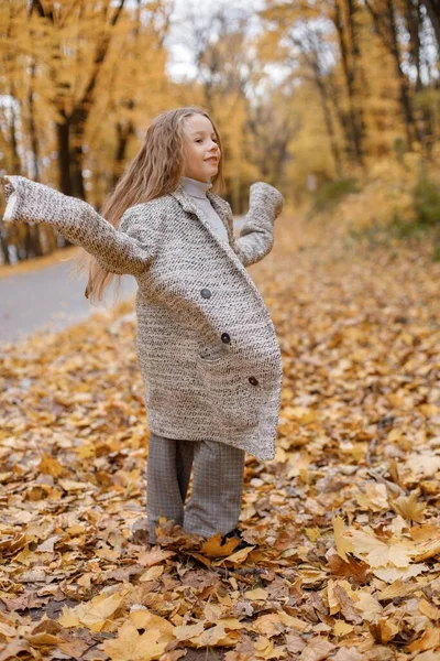 Dziewczynka Ubraniach Mody Spaceruje Jesiennym Parku Dziewczyna Tańczy Dobrze Się — Zdjęcie stockowe