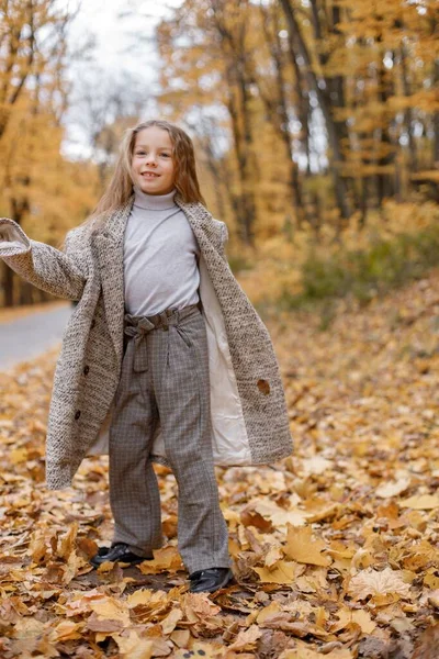 Güz Parkında Gezen Moda Elbiseli Küçük Kız Kız Dans Ediyor — Stok fotoğraf