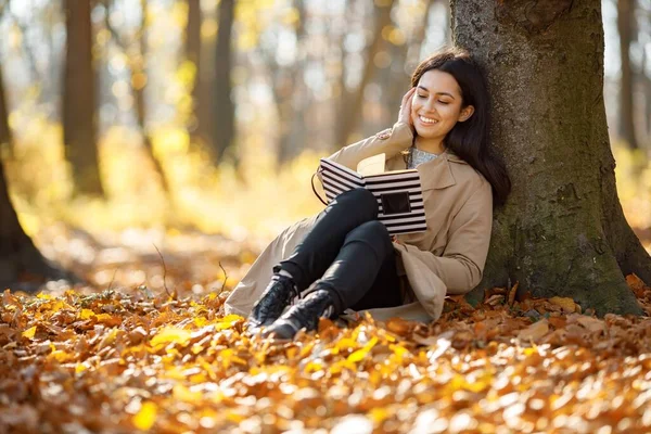 Красива Жінка Читає Книжку Осінньому Парку Молода Дівчина Сидить Біля — стокове фото