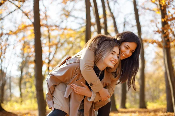 Duas Amigas Bonitas Passarem Tempo Juntas Duas Jovens Irmãs Sorridentes — Fotografia de Stock