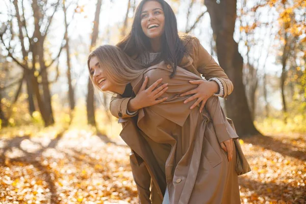 Duas Amigas Bonitas Passarem Tempo Juntas Duas Jovens Irmãs Sorridentes — Fotografia de Stock