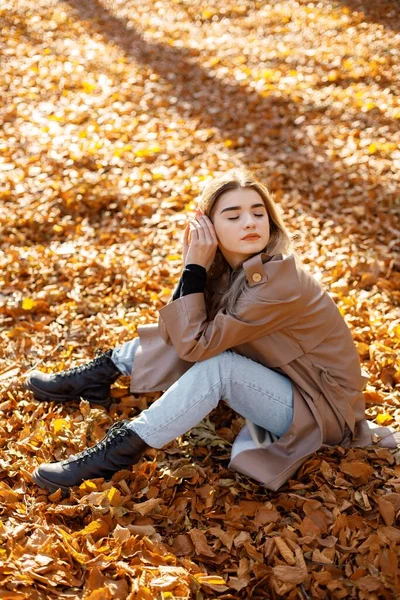 Piękna Kobieta Pozująca Zdjęcia Jesiennym Parku Młoda Dziewczyna Siedząca Żółtych — Zdjęcie stockowe