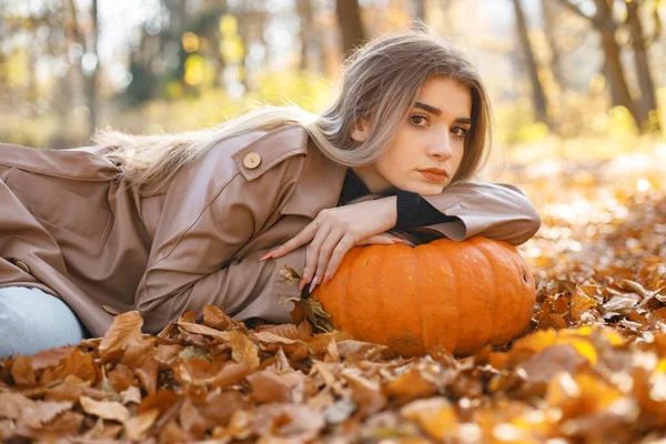 Piękna Kobieta Pozująca Zdjęcia Jesiennym Parku Młoda Dziewczyna Leży Żółtych — Zdjęcie stockowe