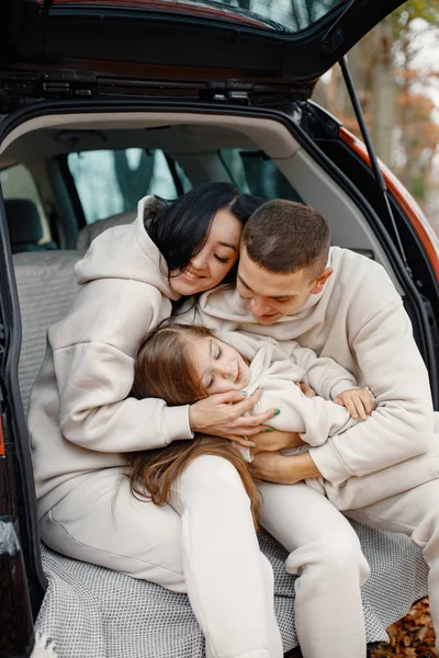 Aile Gün Gün Dışarıda Dinleniyor Baba Anne Kızları Arabanın Bagajında — Stok fotoğraf
