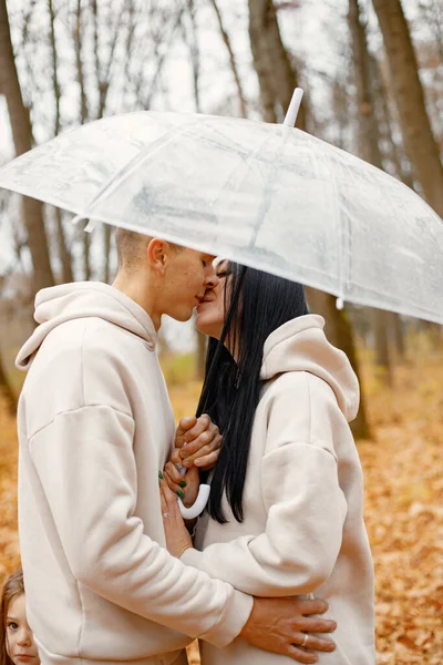 Homem Mulher Floresta Outono Beijando Sob Guarda Chuva Transparente Morena — Fotografia de Stock