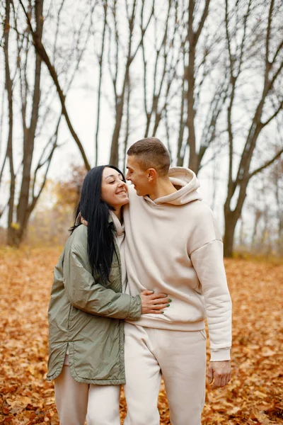 Hombre Mujer Pie Bosque Otoño Abrazos Morena Hombre Mujer Enamorándose — Foto de Stock