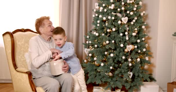 Ingefära Hår Mormor Med Sonson Sätta Juldekorationer Slow Motion Trevlig — Stockvideo