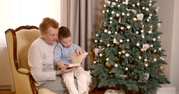 Ingwerhaar Großmutter Mit Enkel Der Weihnachtsdekoration Zeitlupe Setzt Frohe Feiertage — Stockvideo