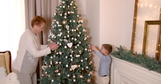 Бабуся Імбирним Волоссям Онуком Вкладає Різдвяні Прикраси Повільний Рух Щасливі — стокове відео