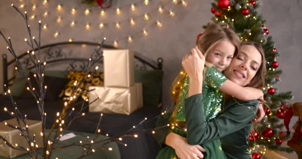 Ruang Dekorasi Natal Gadis Kecil Menghabiskan Waktu Dengan Ibunya Memeluk — Stok Video