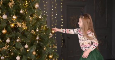 kış tatil ve insanlar kavramı - mutlu küçük kız Noel ağacı ev dekorasyon.