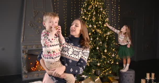 Femme Européenne Câlinant Avec Son Fils Près Arbre Noël Bonnes — Video