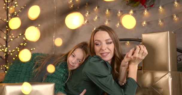 Habitación Decorada Navidad Niña Pasando Tiempo Con Madre Abrazando Desempacando — Vídeo de stock