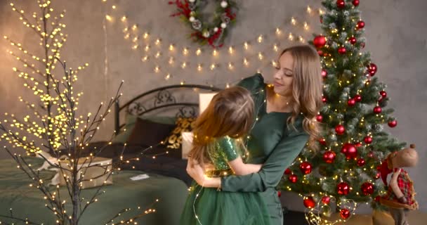 Habitación Decorada Navidad Niña Pasando Tiempo Con Madre Abrazando Desempacando — Vídeo de stock