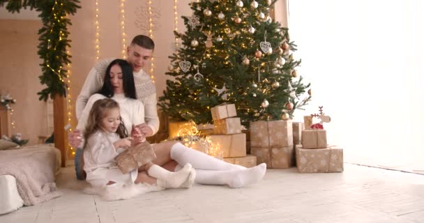 Família Feliz Divertindo Juntos Perto Árvore Natal Pai Brincar Com — Vídeo de Stock