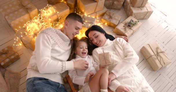 Glückliche Familie Heiligabend Europäische Eltern Und Kleine Tochter Umarmen Sich — Stockvideo