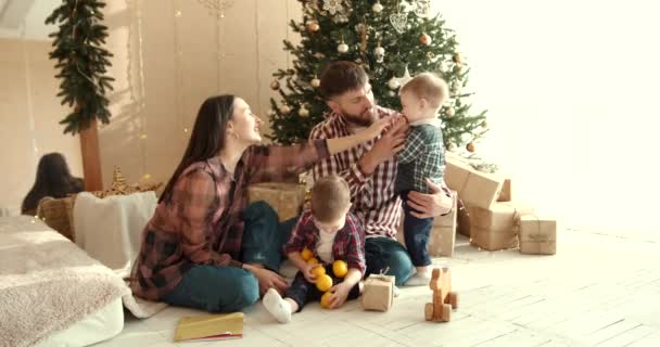 Padres Jóvenes Alegres Adorables Hijos Pequeños Divirtiéndose Celebrando Navidad Vacaciones — Vídeos de Stock