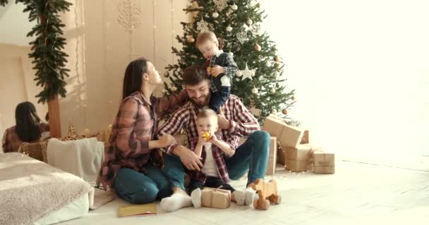 Joyeux Jeunes Parents Adorables Petits Fils Qui Amusent Célèbrent Noël — Video