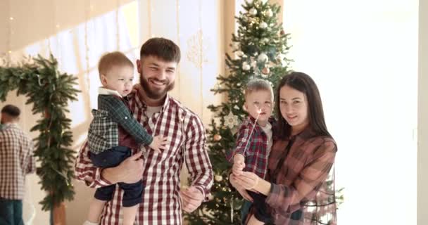 Slow Motion Skott Familj Med Två Barn Firar Jul Föräldrar — Stockvideo