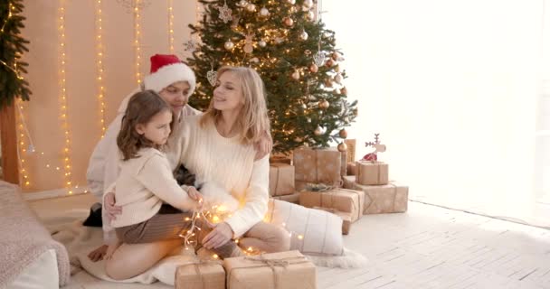 Familia Joven Sentada Suelo Habitación Decorada Navidad Padres Felices Hija — Vídeos de Stock