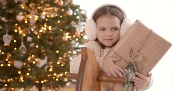 Ünnepi Ötlet Kislány Egy Játéklovon Karácsonyfa Mellett Van Nála Egy — Stock videók