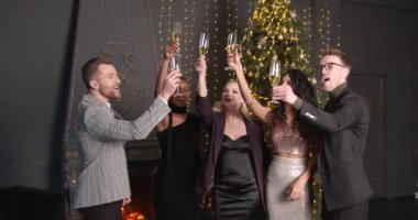 Yakın arkadaşlar Xmas 'la tanışır ve ellerinde şampanya içerler. Noel, arkadaşlık, tatil, yaşam tarzı, reklam, ticari konsept. 4K 'da yakın çekim..