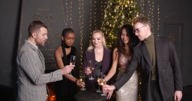 Yakın arkadaşlar Xmas 'la tanışır ve ellerinde şampanya içerler. Noel, arkadaşlık, tatil, yaşam tarzı, reklam, ticari konsept. 4K 'da yakın çekim..