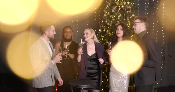 Gli Amici Vicini Incontrano Natale Bevono Champagne Con Mani Natale — Video Stock