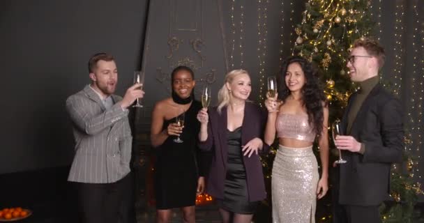 Близькі Друзі Зустрічають Різдво Ють Шампанське Руками Різдво Дружба Відпустка — стокове відео