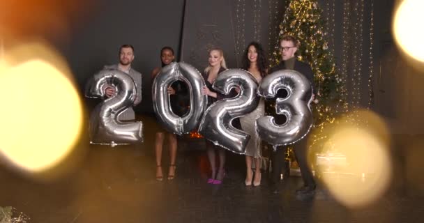 Koncepcja Nowego Roku 2023 Grupa Wesołych Młodych Ludzi Posiadających Balony — Wideo stockowe