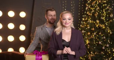 Koca, yeni yıl arifesinde ya da yılbaşında karısına sürpriz yapıyor. Aile kutlaması. Noel süslemeli oda.