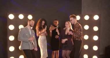 Yakın arkadaşlar Xmas 'la tanışır ve ellerinde şampanya içerler. Noel, arkadaşlık, tatil, yaşam tarzı, reklam, ticari konsept. 4K 'da yakın çekim..