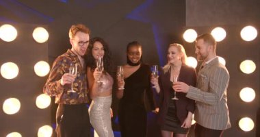 Yakın arkadaşlar Xmas 'la tanışır ve ellerinde şampanya içerler. Noel, arkadaşlık, tatil, yaşam tarzı, reklam, ticari konsept. 4K 'da yakın çekim..