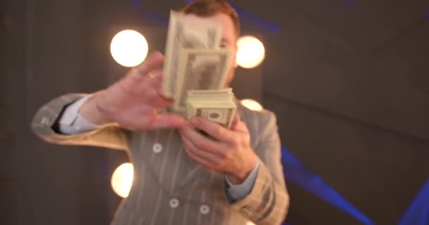 兴高采烈的年轻商人扔掉钞票 钱的雨 — 图库视频影像