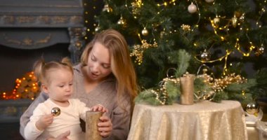 Anne ve kızı Noel hediyelerini açıyor. Noel 'i kutluyoruz, aile zamanı..