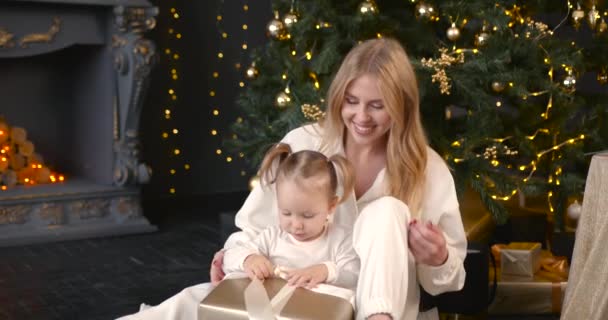 Мати Дочка Розпаковують Різдвяний Подарунок Святкування Різдва Сімейний Час — стокове відео