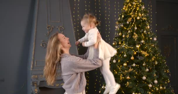 Pais Criancinha Brincando Juntos Perto Árvore Natal Dentro Casa Feliz — Vídeo de Stock