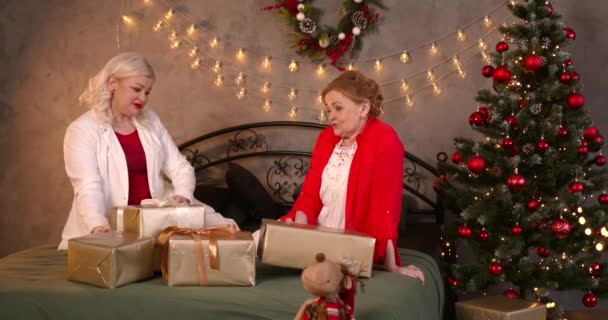 Glada Äldre Kvinna Öppna Presentförpackning Fira Jul Med Dottern Tillsammans — Stockvideo