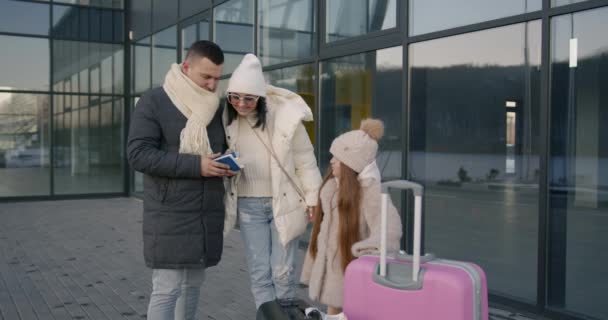 Vader Met Moeder Dochter Die Met Koffers Voor Het Vliegveld — Stockvideo