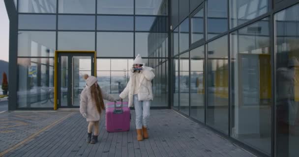 Een Jonge Moeder Een Winterjas Met Een Koffer Houdt Hand — Stockvideo